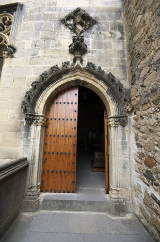 Puerta del palacio de Martín el Humano en monasterio de Poblet